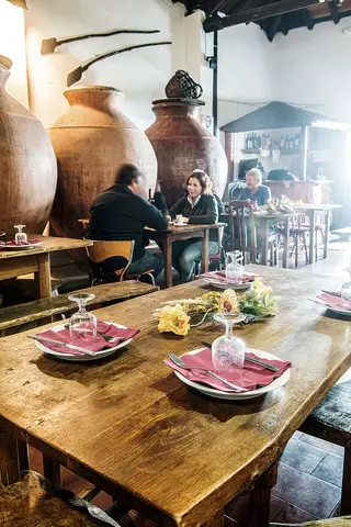 Sala principal da adega-restaurante País das Uvas, em Vila de Frades