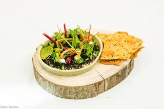 Jardim de verduras miniatura da primavera, húmus, areia de azeitona e crocante de sésamo, do Astória, o restaurante do Hotel InterContinental no Porto