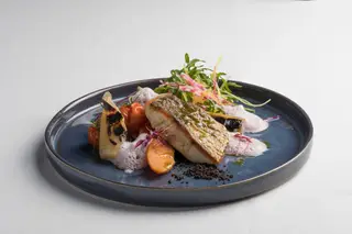 Corvina grelhada com aipo confit é m dos novos pratos na ementa do C'Usina