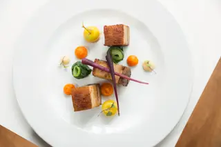 Manta de porco, maçã em duas texturas, apontamentos de cenoura e verdes do campo, da restaurante Galeria do Largo, no Porto
