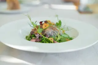 Lulinhas salteadas com ervilhas, favas e papada de porco ibérico
