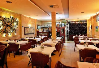 Com uma sala ampla e confortável, com registo de tradição e traços de modernidade, o restaurante está bem localizado, no centro histórico