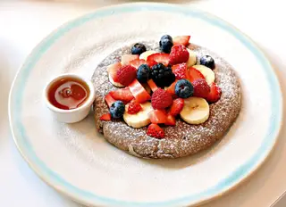 As panquecas de aveia e alfarroba com fruta podem ser pedidas a qualquer hora