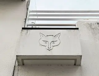 Numa fachada branca e quase lisa, aparentemente anódina, aquele seria o único elemento que poderia interessar a uma criança.