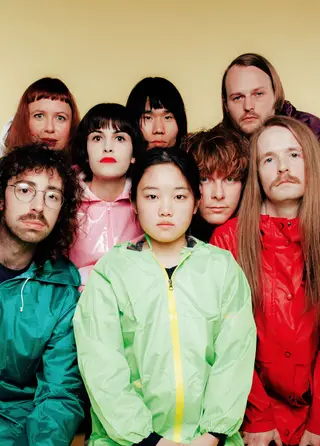 Os Superorganism são formados por oito músicos/artistas de origens tão diversas como a Coreia do Sul, a Austrália, a Nova Zelândia, o Japão e a Inglaterra