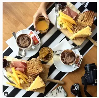 No primeiro sábado do mês, a loja/café Urban Cicle Café serve o 'brunch' volante