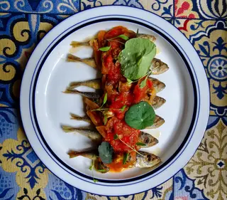 Carapauzinhos com tomatada de burriés da Casa de Pasto, em Lisboa
