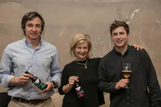 Da esquerda para a direita, o enólogo Jorge Moreira, a gestora da Quinta de la Rosa, Sophia Bergqvist, e o seu filho Kit Weaver