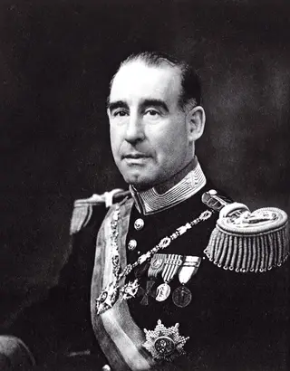 Francisco Craveiro Lopes - Presidente “conspirador” - Escolhido por Salazar, o general Francisco Craveiro Lopes foi Presidente da República de 1951 a 1958. Mas, logo
a partir de 1953, cresceu no regime
a suspeita de que conspirava para afastar Salazar do poder. A PIDE escutava
e seguia o Presidente. E quem acabou afastado foi o general.