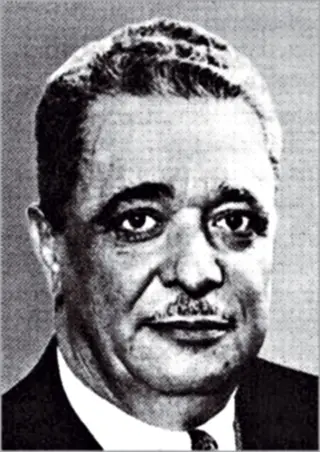 Francisco da Cunha Leal - O “inimigo pessoal” - Enquanto governador do Banco de Angola, o republicano Cunha Leal afrontou, em 1930, o ministro das Finanças, Salazar, e quase conseguiu
tirá-lo do Governo. O futuro ditador passou a encará-lo como “inimigo pessoal”. E Cunha Leal nunca desistiu de combatê-lo em sucessivas conspirações.