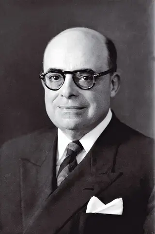 Júlio Botelho Moniz - Golpe & férias - Ministro da Defesa, o general Botelho Moniz tentou, em 1961, um golpe palaciano. Disse ao Presidente da República, Américo Tomás, que as Forças Armadas queriam Salazar afastado
do poder. O ditador foi logo avisado
por Tomás. E, à espera de uma resposta
do Chefe de Estado, Botelho Moniz
retirou-se para umas curtas férias. Fatal.
