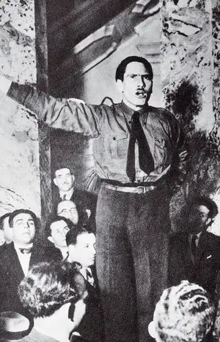 Francisco Rolão Preto - Fascista “assustador” - Em 1932, Rolão Preto criou o Movimento Nacional-Sindicalista (MNS), inspirado no fascismo italiano de Mussolini. Em pouco tempo, congregou 30 mil militantes, os “camisas-azuis”, que assustaram Salazar. “Formalista universitário”, chamou-lhe Rolão Preto. Mas, em 1934, o MNS foi infiltrado e desmantelado.