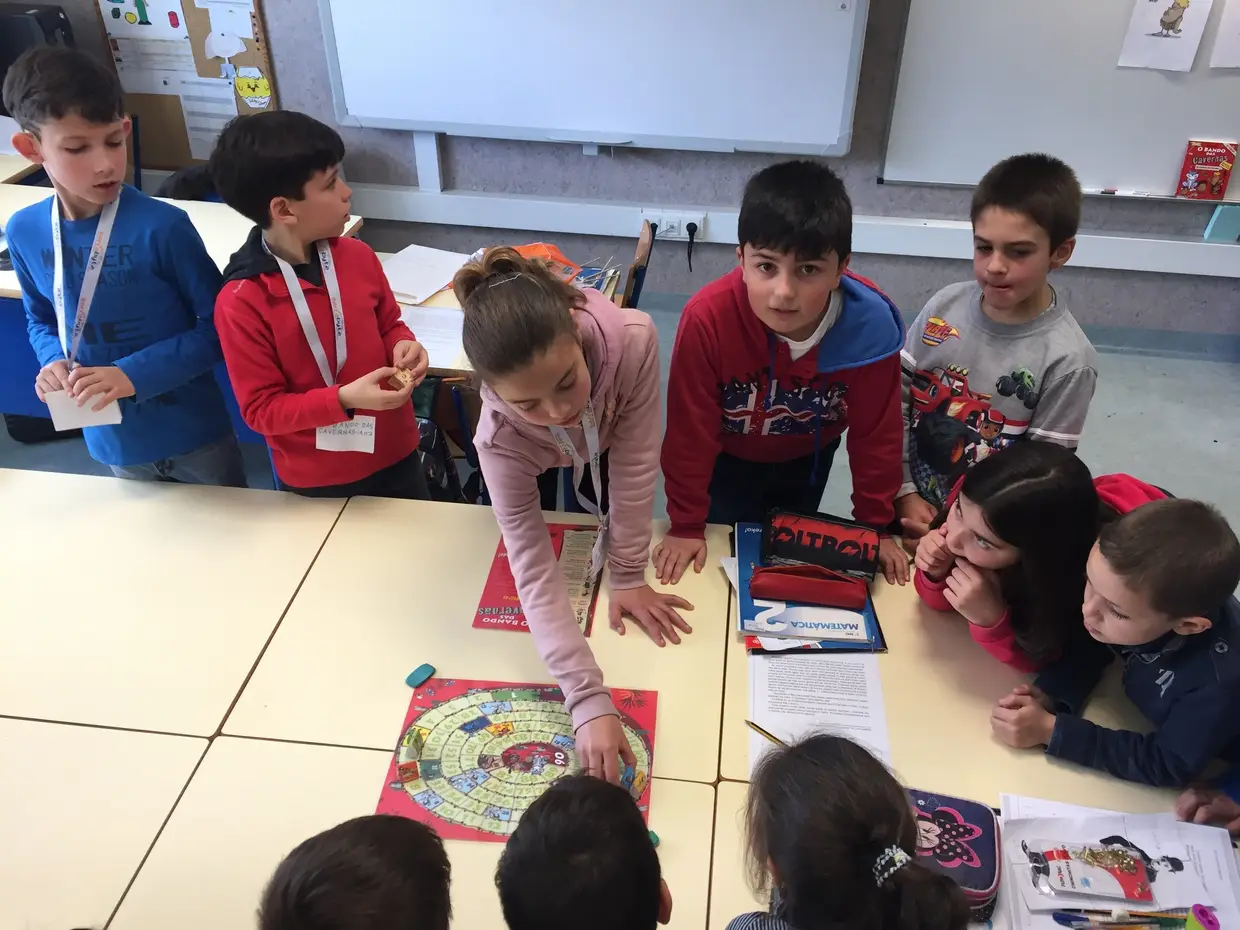 Alunos de diferentes turmas participam no Jogo da Glória