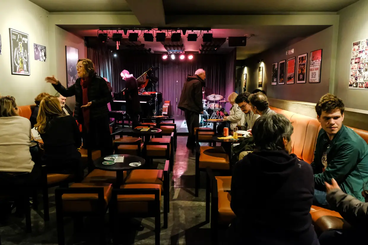 Depois do incêndio no nº 39 da Praça da Alegria, o Hot Club mudou-se para algumas portas ao lado, e o novo espaço atrai tanto as presenças de sempre como
as dos turistas