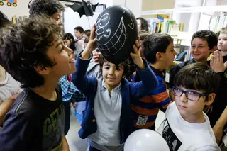 Balões pretos e brancos ajudaram à festa