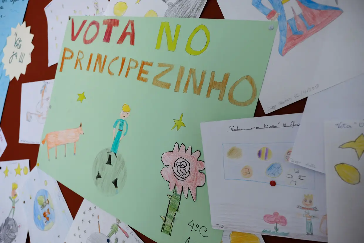 Cartaz de apelo ao voto no livro «O Principezinho»