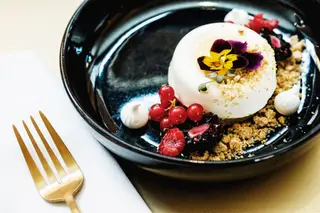 "Panna cotta" de laranja, biscoito e "crumble" de café será uma das sobremesas servidas no Vogue Café Porto