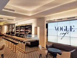 O primeiro Vogue Café em Portugal tem duas salas e um pátio interior