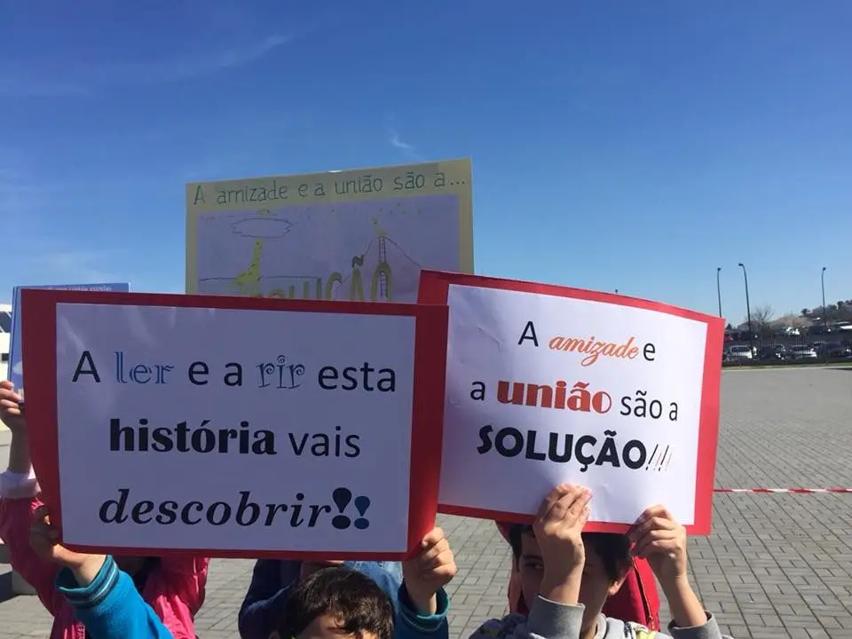 " A amizade e a união são a solução", cartaz alusivo ao livro «A Girafa que comia estrelas»