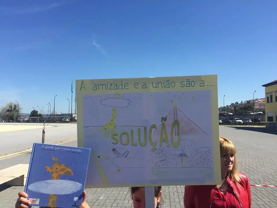 Cartaz alusivo ao livro «A Girafa que comia estrelas»
