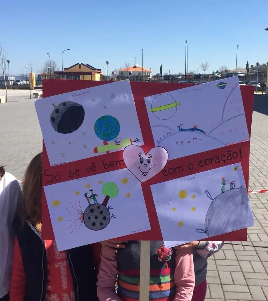 "Só se vê bem com o coração", cartaz alusivo ao livro «O Principezinho»