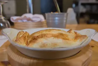 Entre os pratos principais destaca-se a francesinha, numa versão original: com massa folhada, que lhe dá outra graça