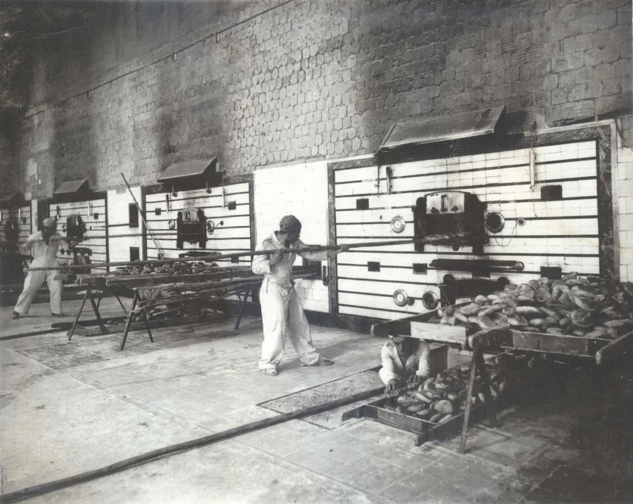 O forno contínuo da fábrica de pão foi o último equipamento a ser desligado em 2011 na Manutenção Militar. Porém, em 1917, o fabrico artesanal de pão fazia-se ali ainda sem recurso a máquinas (1917)