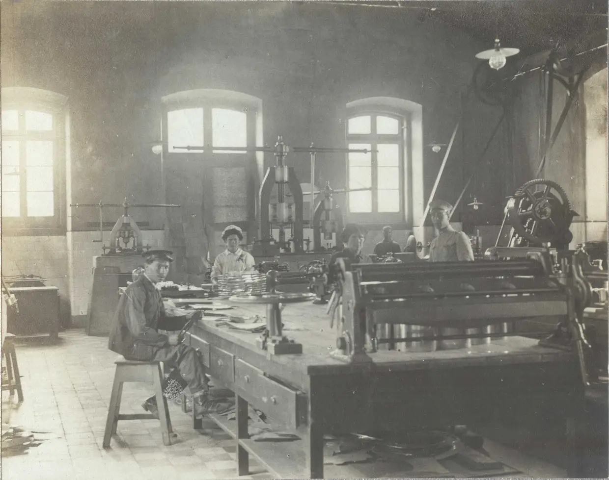 No interior da Manutenção Militar existiam várias oficinas, como a de latoaria. Estas davam apoio às fábricas, permitindo o seu pleno funcionamento (1917)