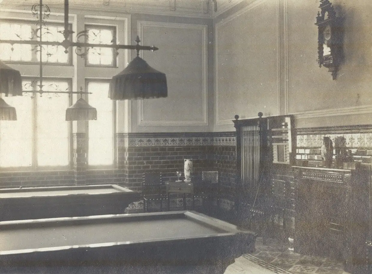 Os tempos de descanso também faziam parte da vida da Manutenção Militar. Esta é a sala de bilhar em 1917