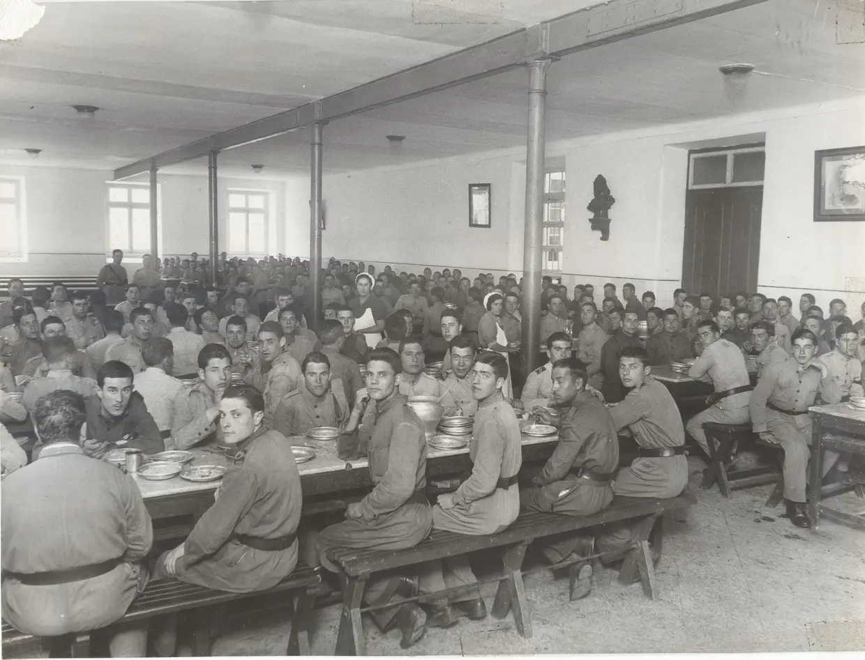 Em 1924, era este o aspeto geral do refeitório militar, sempre cheio à hora das refeições