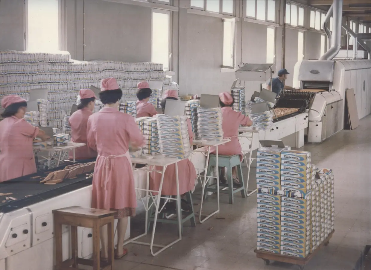 Durante os anos 80,
a linha de fabrico
e de embalamento das célebres bolachas torradas – MM – Manutenção Militar