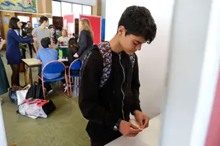 Na Escola Básica Integrada António Costa, um aluno vota nem espaço reservado, especialmente criado para o efeito