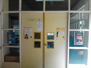 Cartazes afixados à porta da Biblioteca Escolar