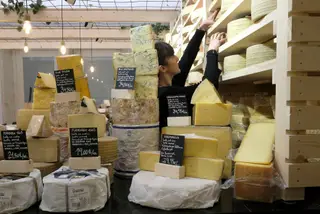Os queijos grandes, de pequenos produtores, chamam a atenção na nova loja da Rua do Almada