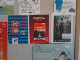 Cartazes de apelo ao voto afixados no bar/sala de convívio