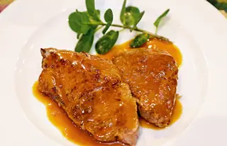 A ementa é equilibrada com propostas sugestivas em todos os capítulos, das entradas aos pratos de peixe e de carne, bem como às sobremesas