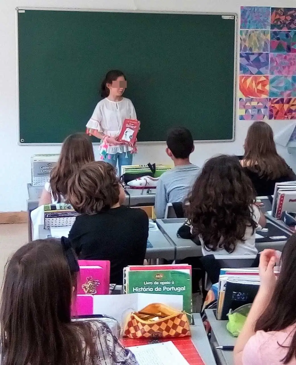 Uma das sessões de esclarecimento da Matilde Avelar, 4ºE, sobre o livro «O diário de um Banana 1»