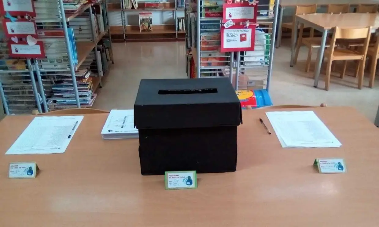 A urna de voto da Escola Básica da Venda do Pinheiro