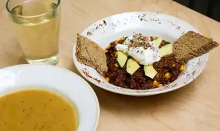 Chili de quinoa com ovo escalfado e abacate