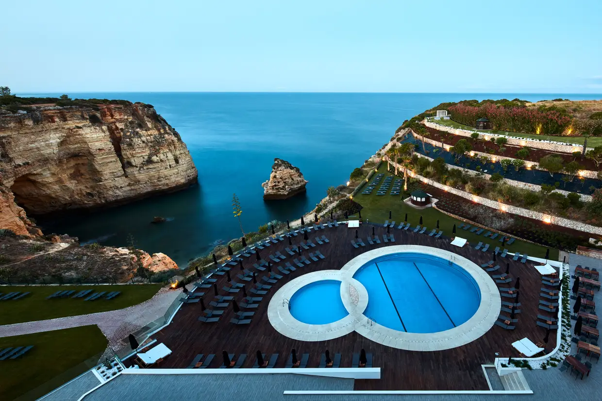 O hotel organiza caminhadas ao longo das arribas entre a praia da Marinha e a praia de Vale de Centianes