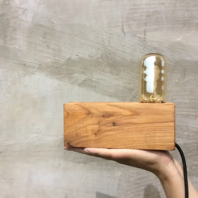 Candeeiro de mesa em madeira natural feito à mão, Musgo, €55