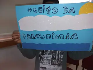 Cartaz alusivo ao livro «O Beijo da Palavrinha»