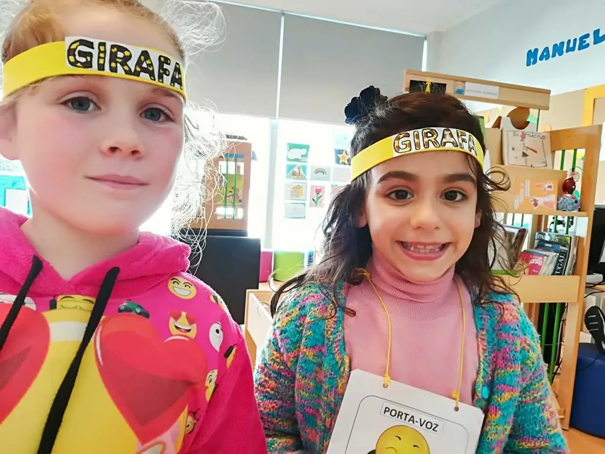 Duas das meninas que fizeram campanha pelo livro «A Girafa que comia Estrelas»