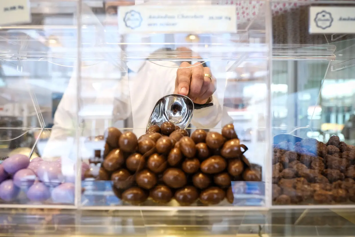Na loja Arcádia, aberta em novembro passado, há línguas de gato em chocolate, bombons sortidos, amêndoas variadas, macarons e gelados