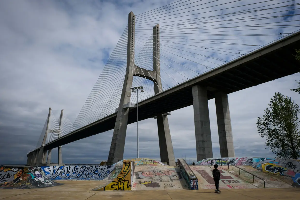 Por baixo da Ponte Vasco da Gama, que liga o Montijo e Alcochete a Lisboa e Sacavém, pode dar-se uma volta no Skate Parque Terreiro dos Radicais