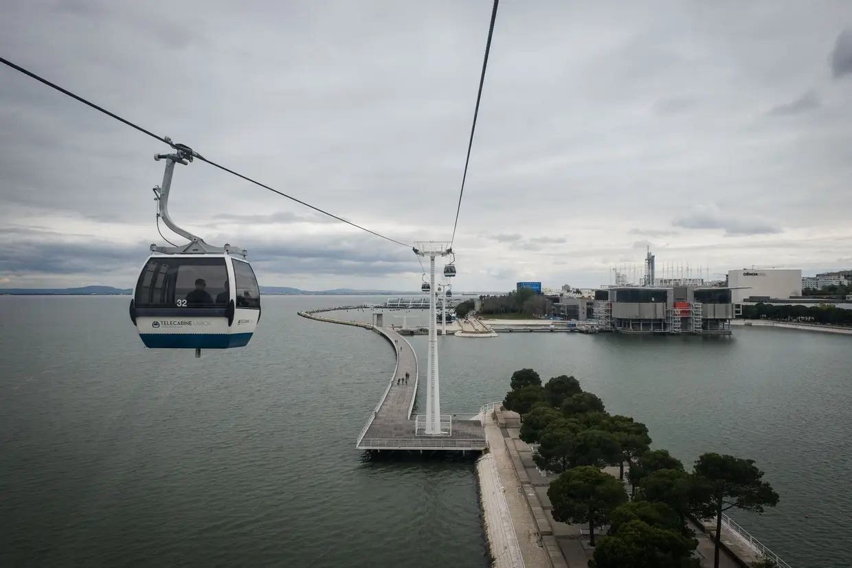 É a 30 metros de altura que se viaja no Teleférico, uma viagem que dura entre oito a dez minutos