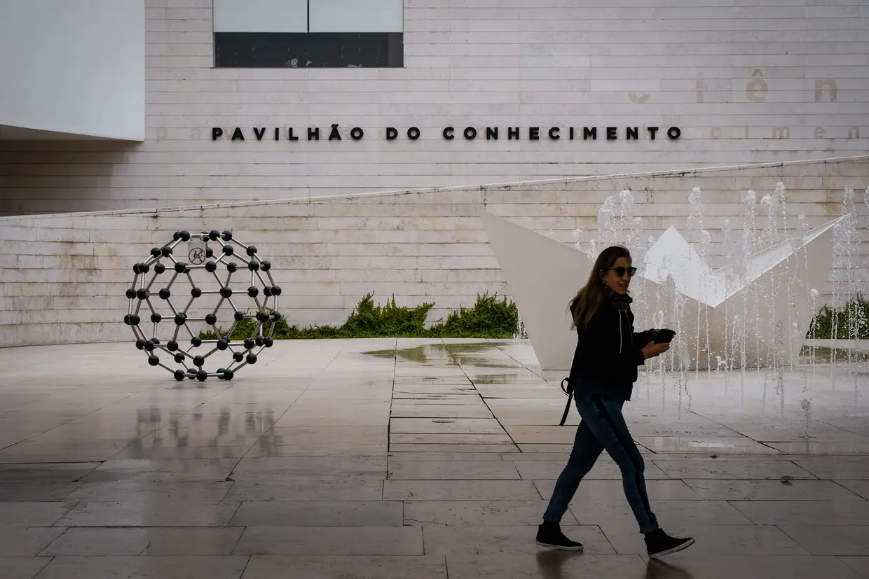 No antigo Pavilhão do Conhecimento dos Mares, projetado pelo arquiteto Carrilho da Graça e pelo engenheiro António Adão da Fonseca, funciona agora o maior centro de ciência e tecnologia da rede de centros Ciência Viva do País