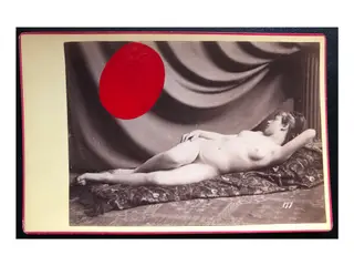 O artista faz da apropriação pictórica uma das suas marcas, visível no tratamento dado a esta imagem erótica do século XIX