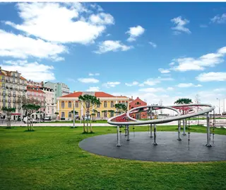 As obras de requalificação do Campo das Cebolas e áreas adjacentes, segundo o projeto do arquiteto Carrilho da Graça, incluíram zonas verdes e um parque infantil novinho em folha para as crianças brincarem