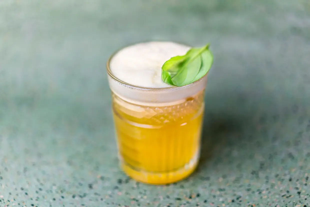 Os cocktails de autor são coloridos e originais – se tiver ousadia, servem para acompanhar a comida